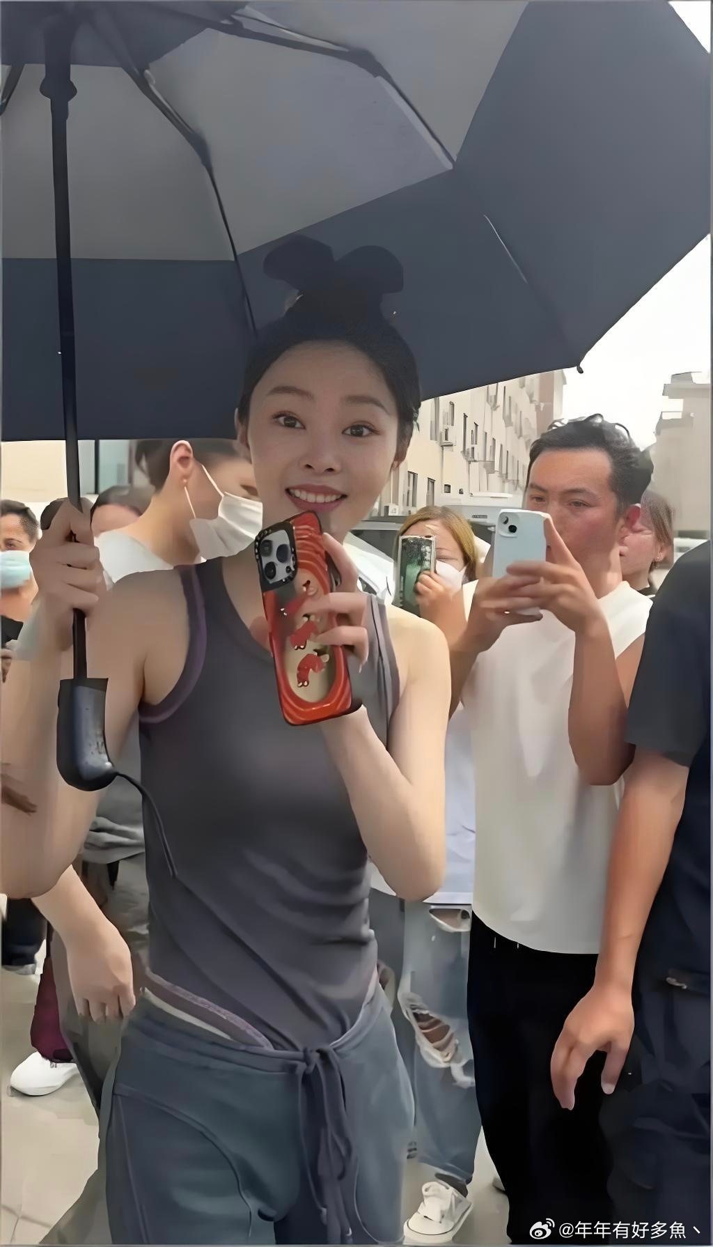 谁知道明星这种衣服怎么上厕所？ 