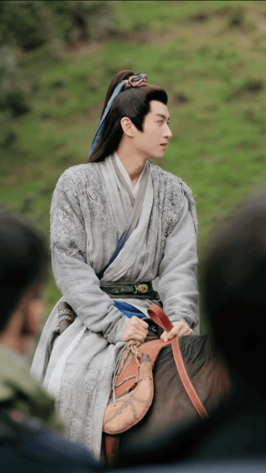 平视的：剑眉微俯视：蜡笔小新眉微仰视：平眉好好好，我服了，反正看不到高马尾的那一