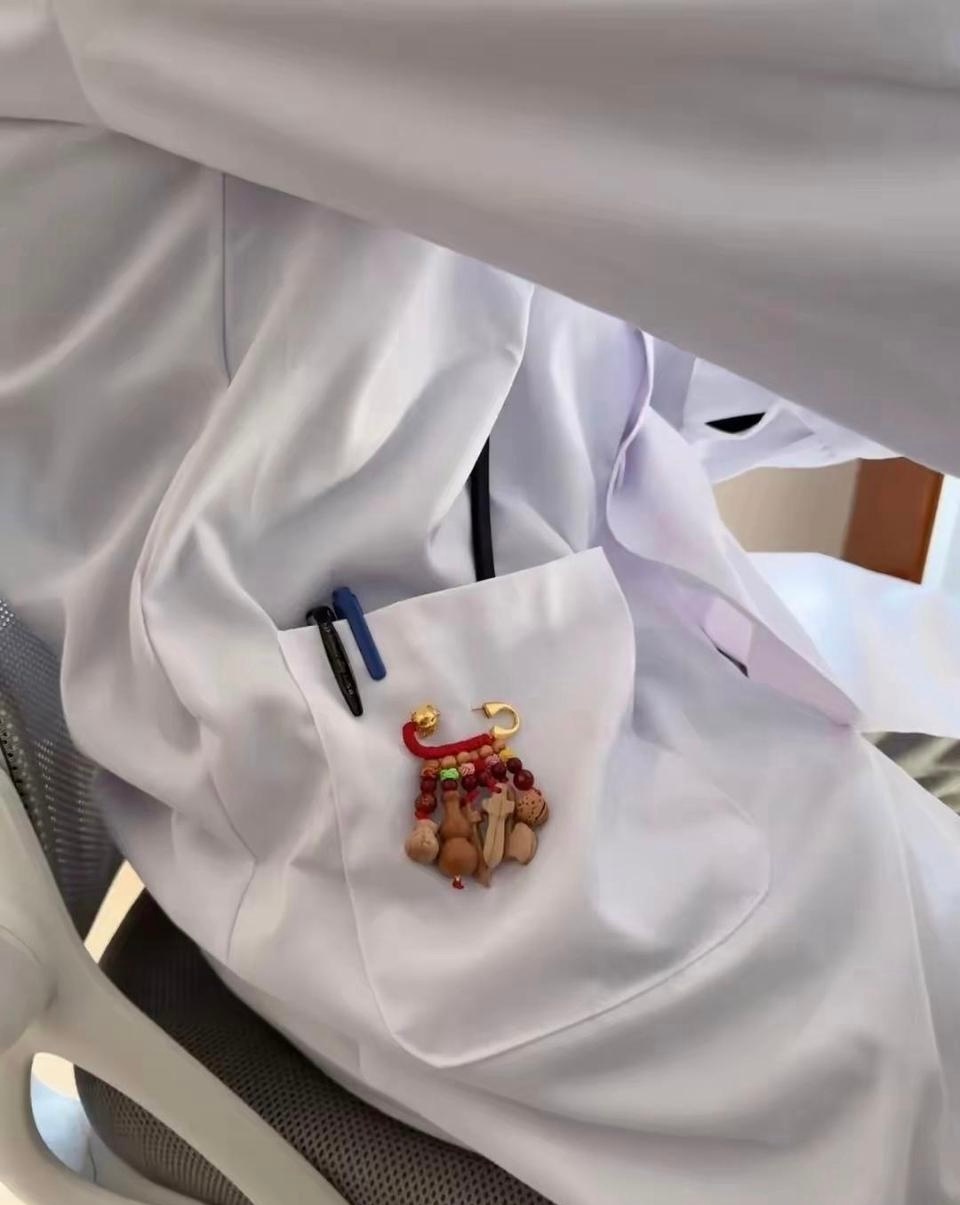 果然，医学的尽头就是玄学不懂就问，医生身上带的这个是啥东西啊？ 