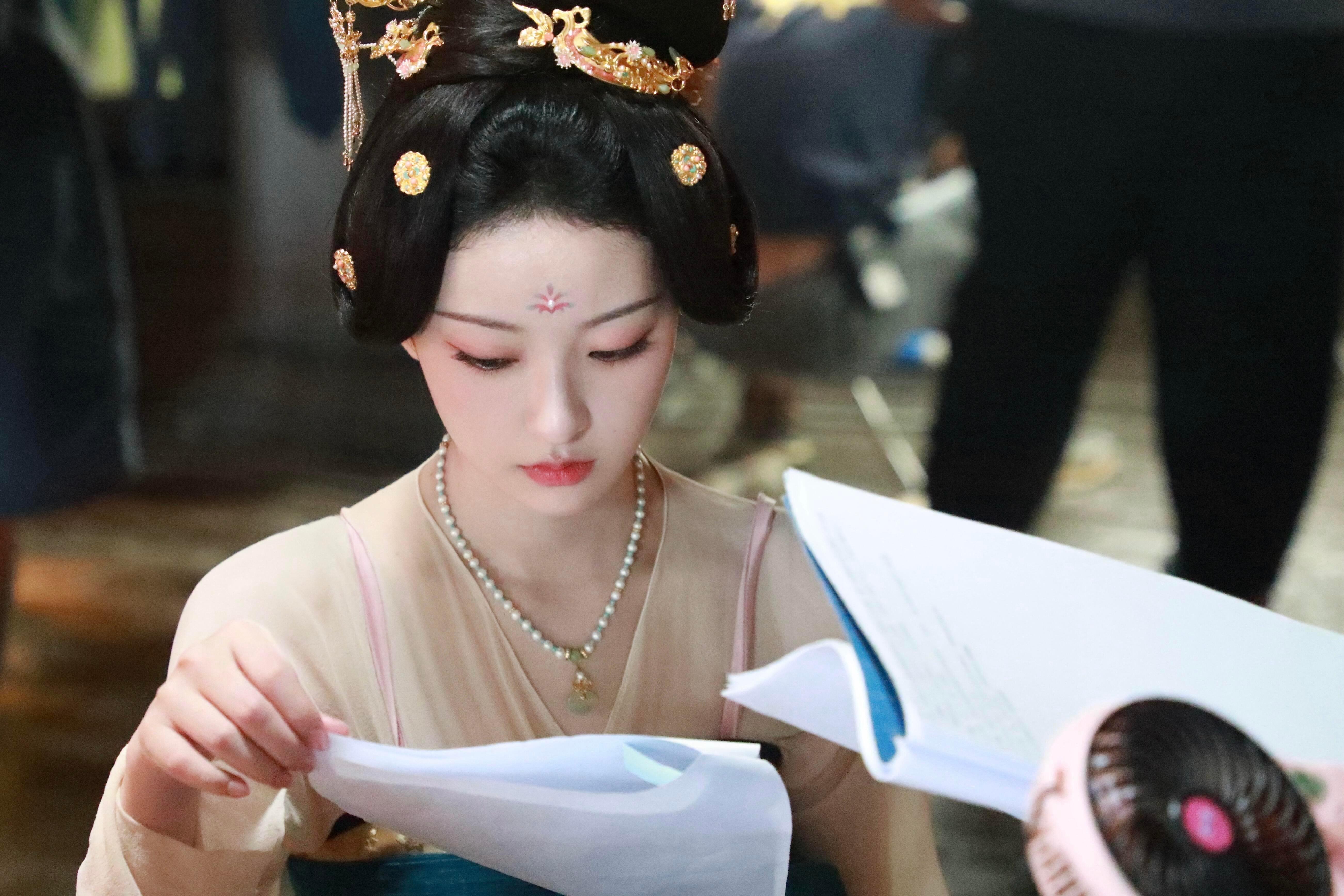 杨舒伊第一部戏就搭白鹿和丞磊原来莫离女二就是之前最美证件照杨舒伊 新人出道就搭档