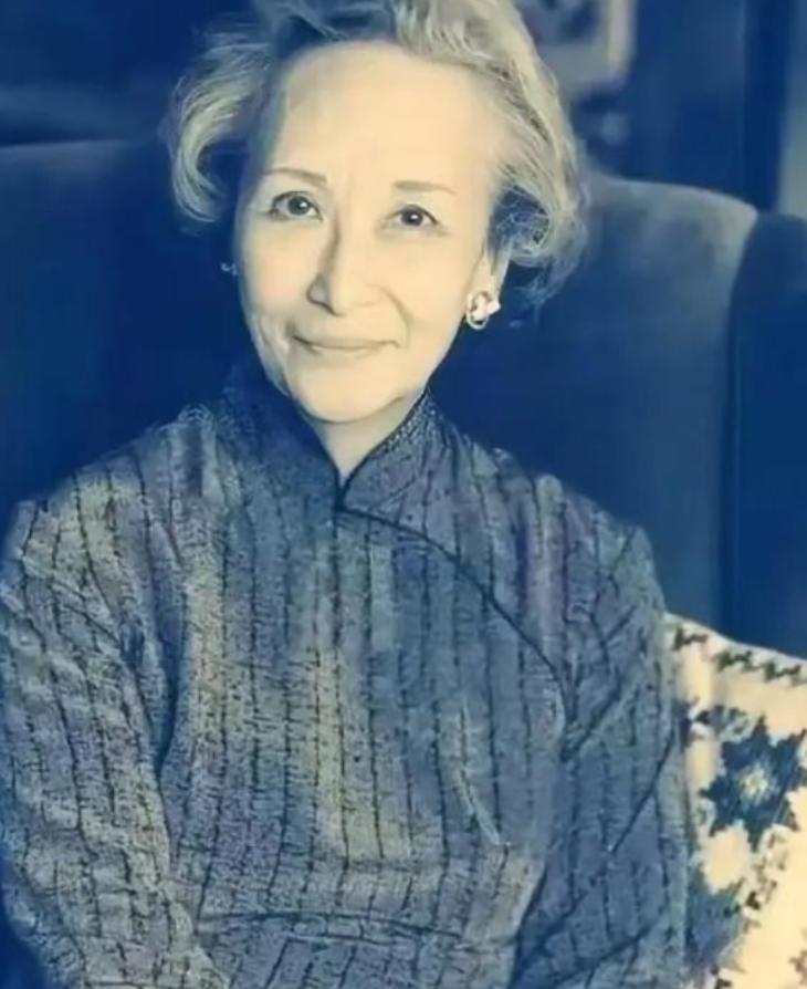 1973年，58岁的郑念拒绝出狱，她需要一个道歉。突然，暴跳如雷的监狱长，狠狠地