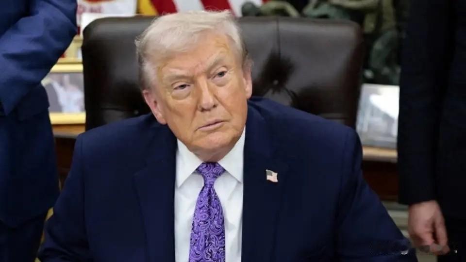 特朗普昨晚那通讲话，
压根不是新闻发布，是战前倒计时。他一句“地面行动推进”，翻