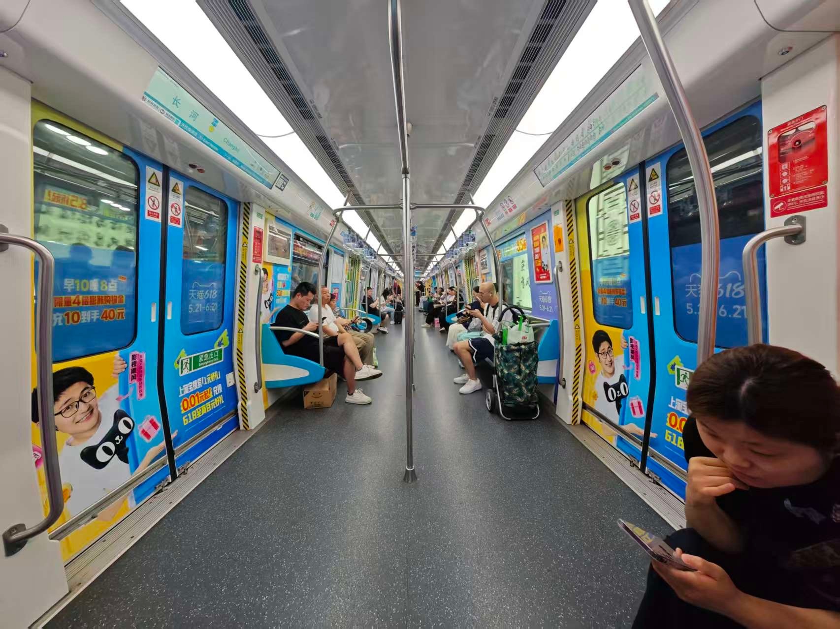 突然觉得地铁好牛 坐杭州地铁5号线直接被惊喜到，整列车都是天猫3C数码独家合作伙