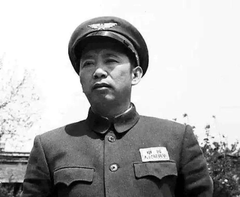 刘亚楼当空军司令时，有一辆专属“红旗”高级轿车，一个小战士看到后感慨：“要是能叫