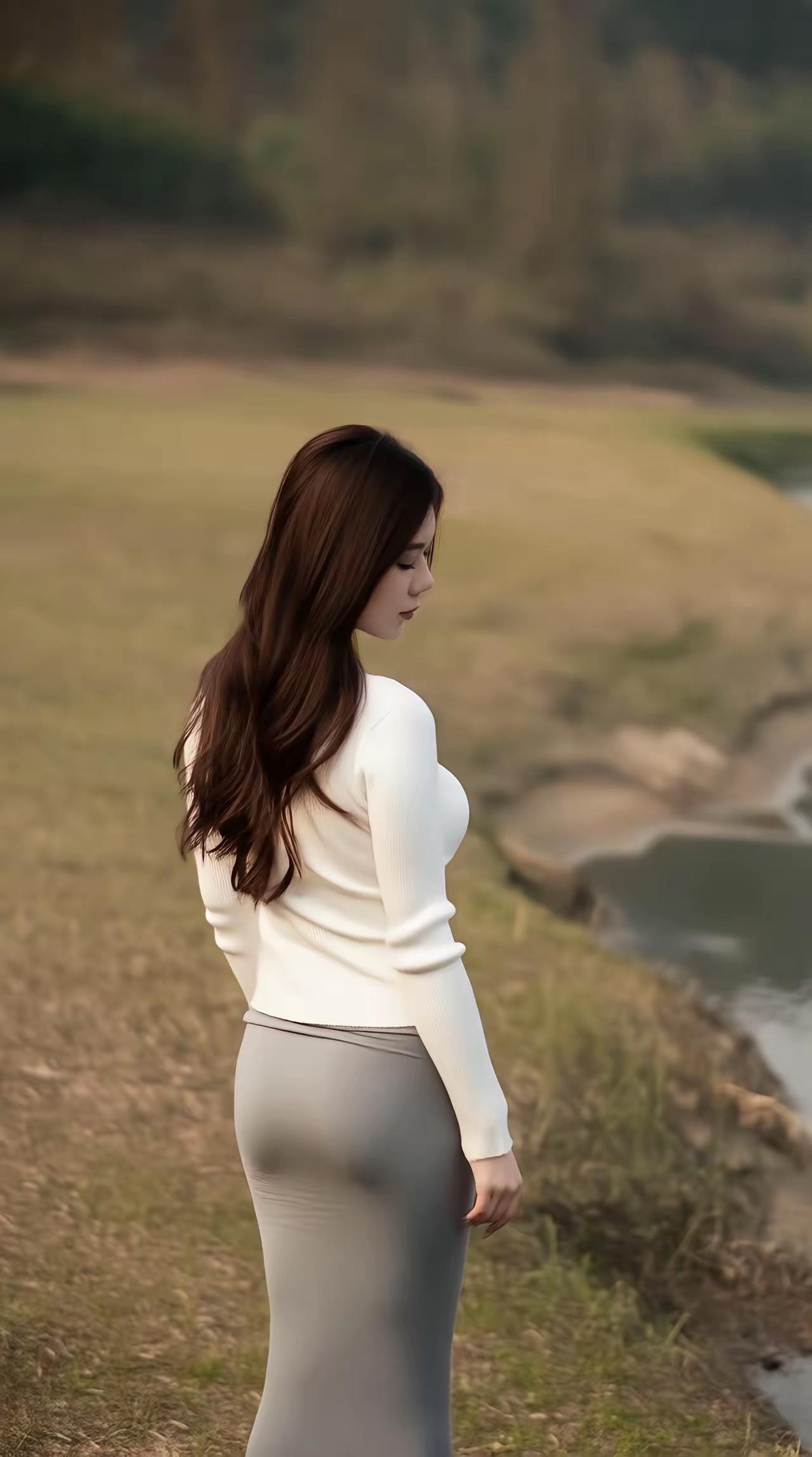 水边美人立，风姿似画卷