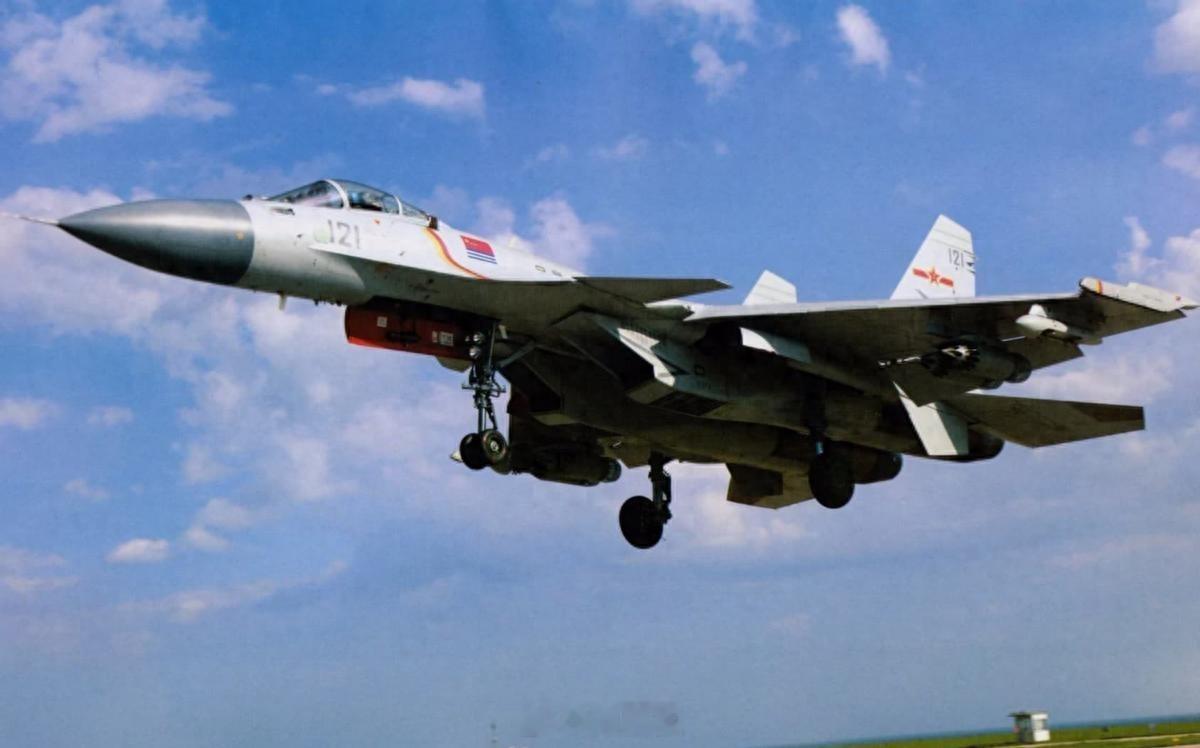 歼15空战能不能完胜F-18？说句扎心的，歼15别说打下F18，能不被击落都算好