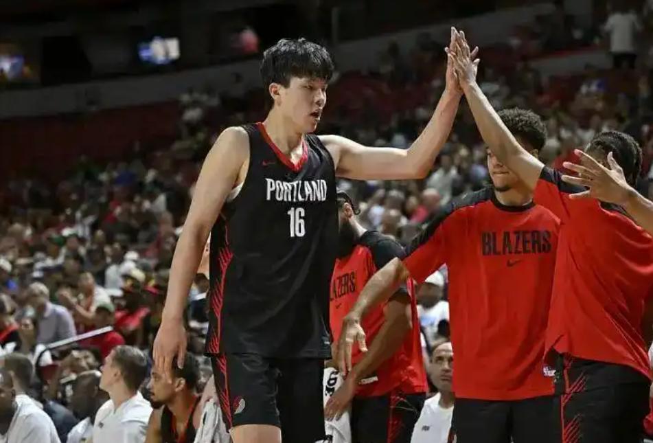 杨瀚森NBA首秀，这场比赛诞生了3大不可思议
 
1、杨瀚森首秀炸场，23分钟砍
