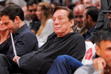 【快船老板起诉NBA索赔10亿】北京时间5月31日，快船老板唐纳德-斯特林今天正