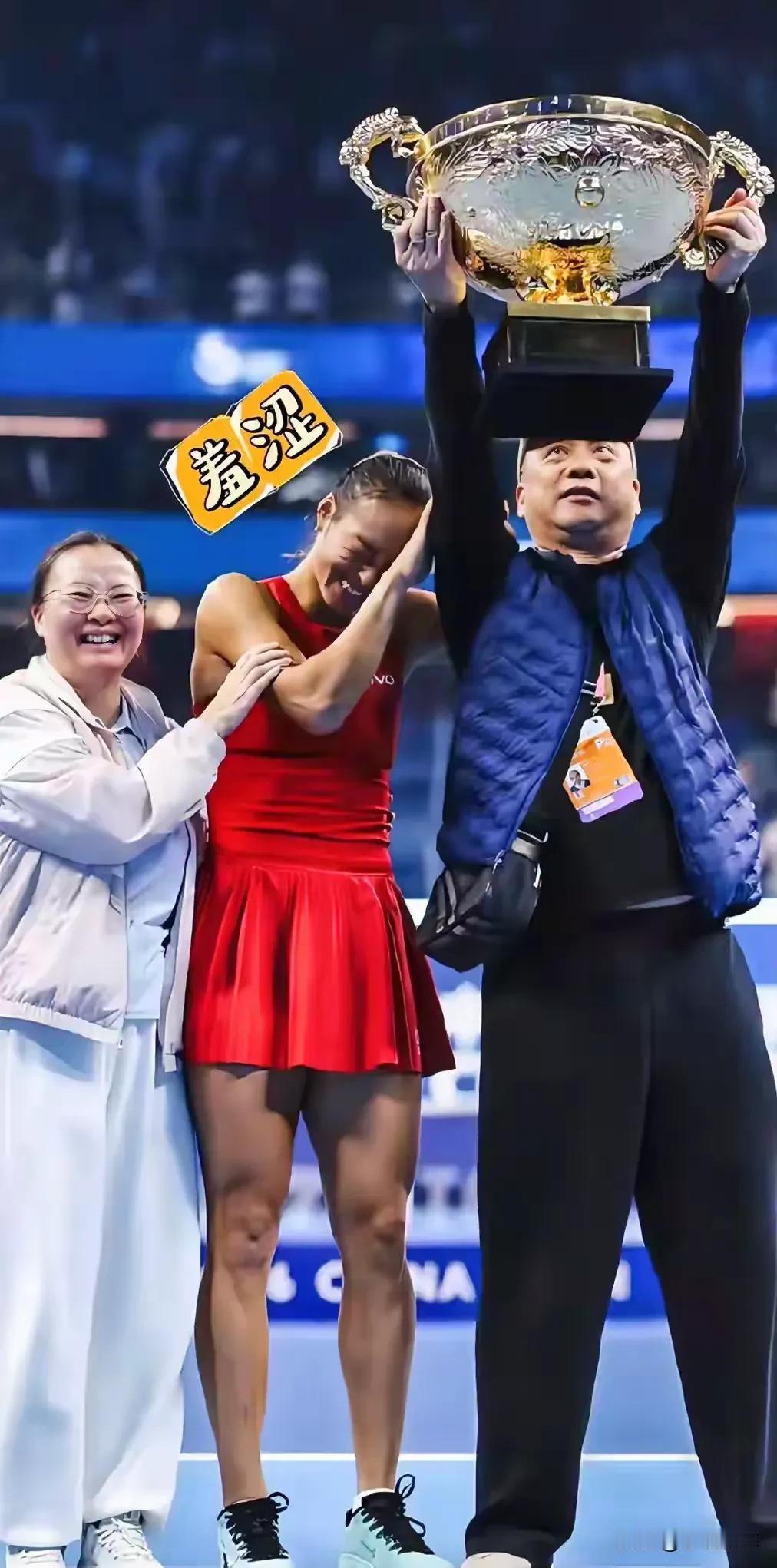 🎾🎾郑钦文在中网夺冠！这是她职业生涯首个WTA1000级别的冠军。下面这张照