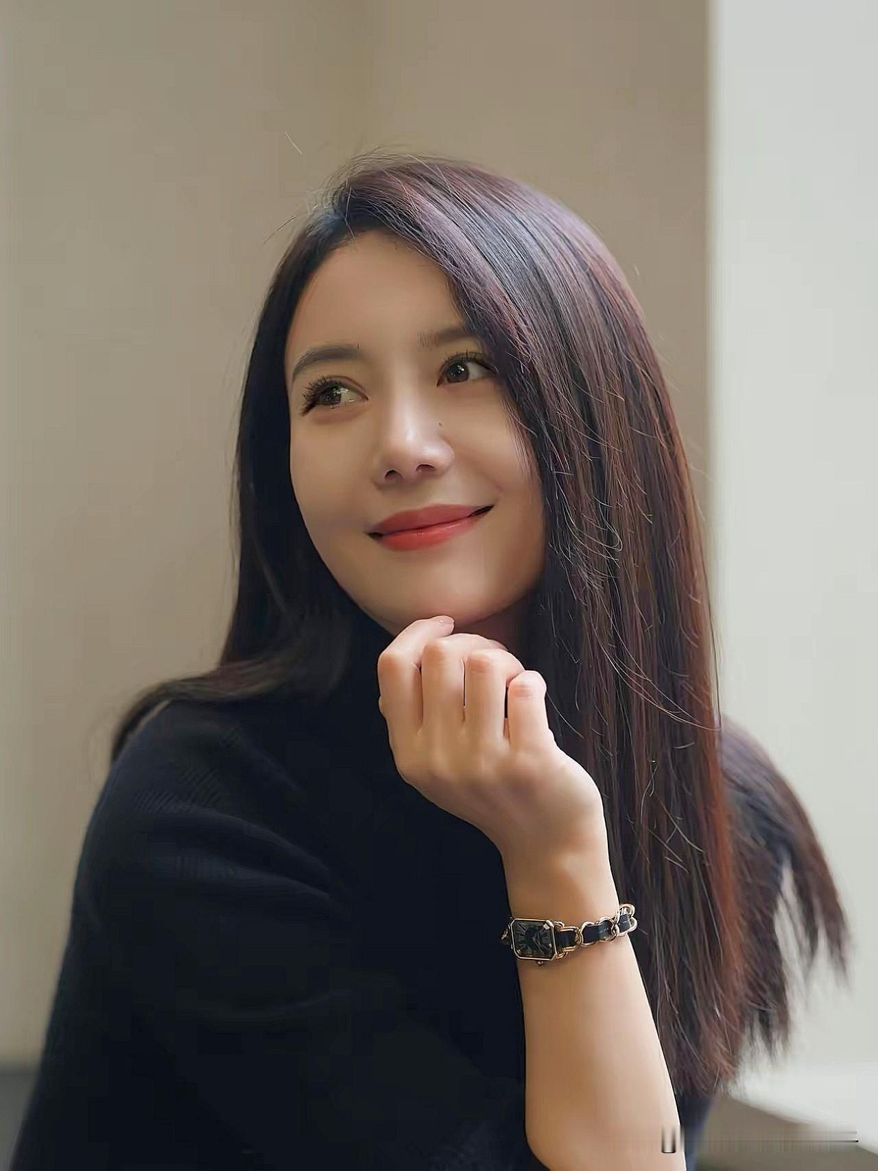 温柔微笑，岁月静好，黑衣少女，优雅动人。