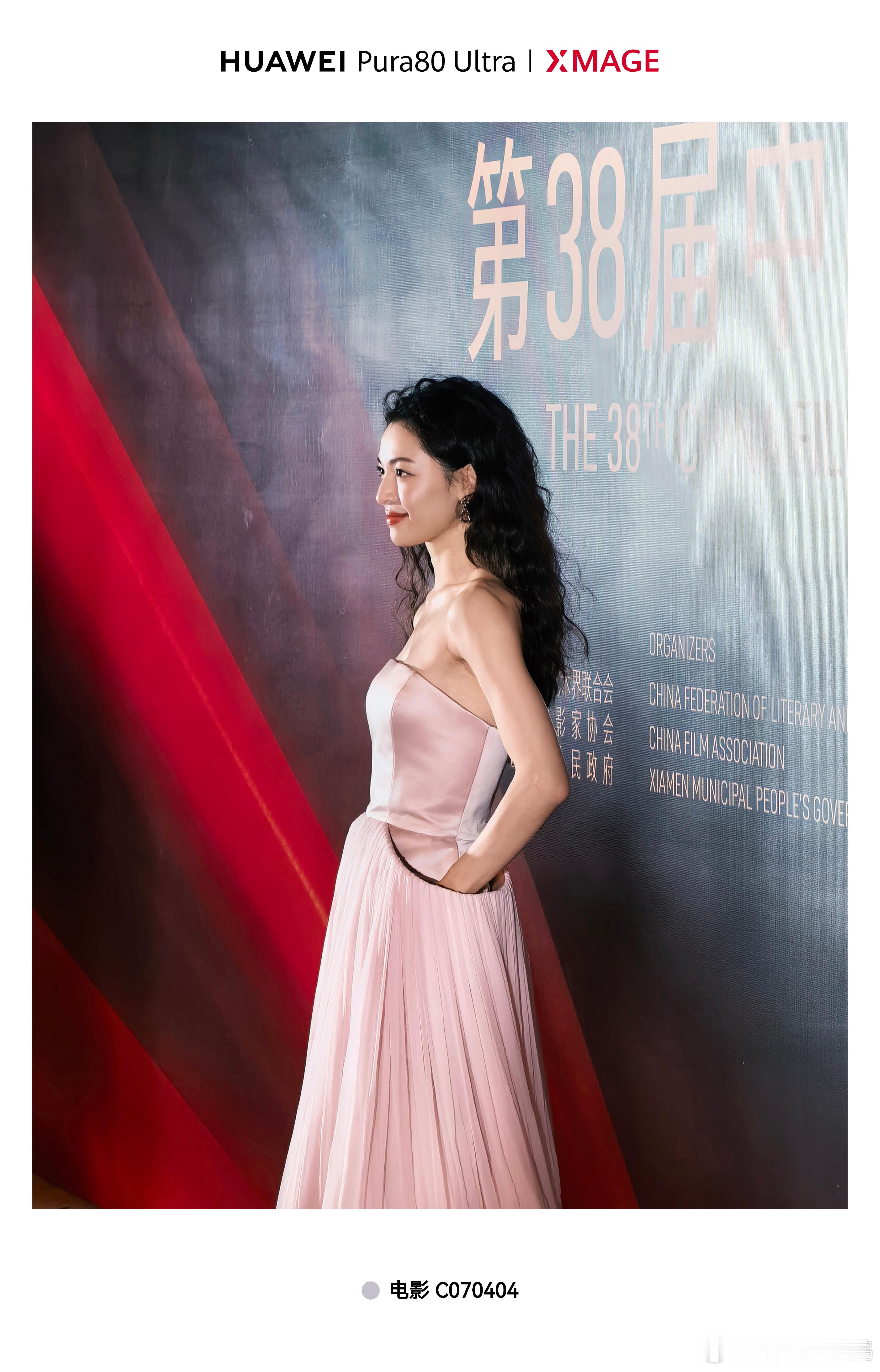 恭喜钟楚曦拿下金鸡最佳女配角！红毯上的她一身亮眼造型气场全开，利落线条与精致细节