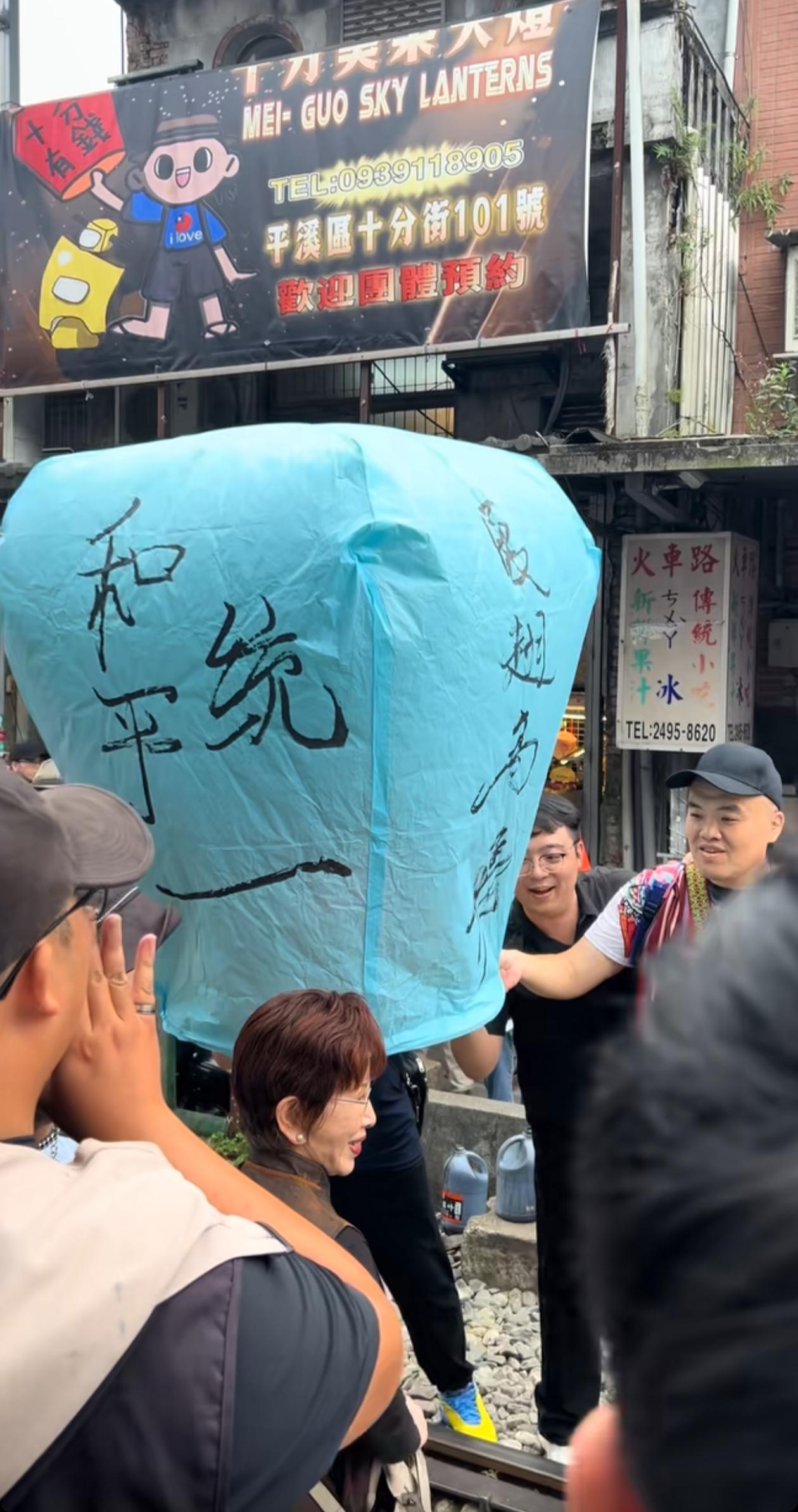 郑丽文访陆时未携前辈洪秀柱同行，然而她在台湾可没闲着，口号喊得格外响亮。有人认为