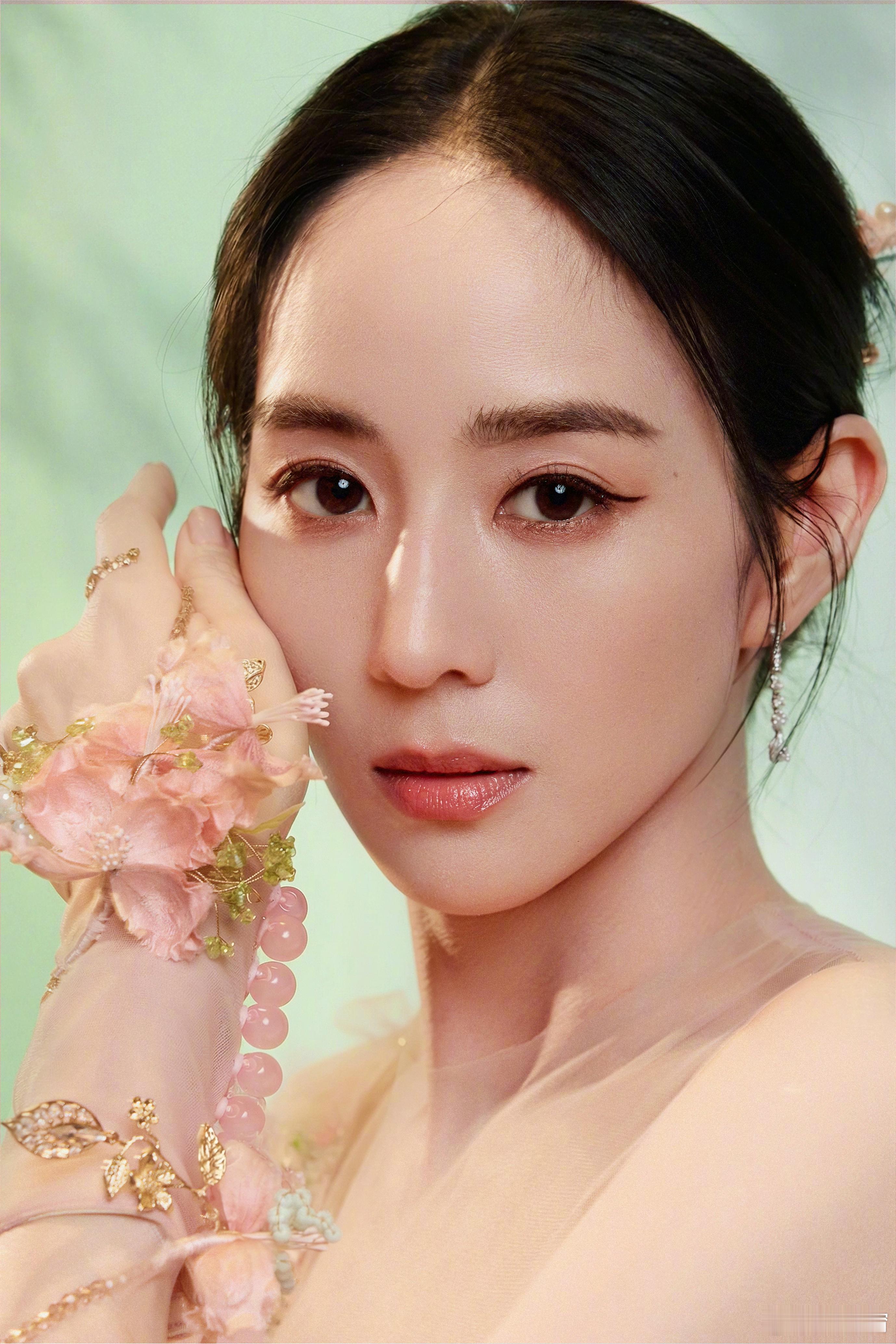 张钧甯春晚口红色号张钧甯春晚唇色找到了啊啊啊啊啊！！！就是香奈儿魅力丝绒唇膏63