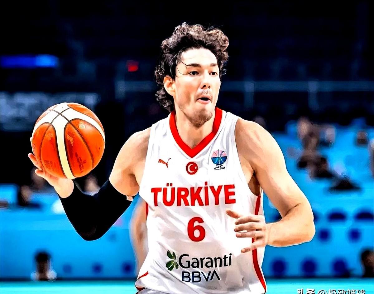 奥斯曼最近爆料，老詹这训练狂太吓人了！

他说，无论训练几点开始，詹姆斯永远是第