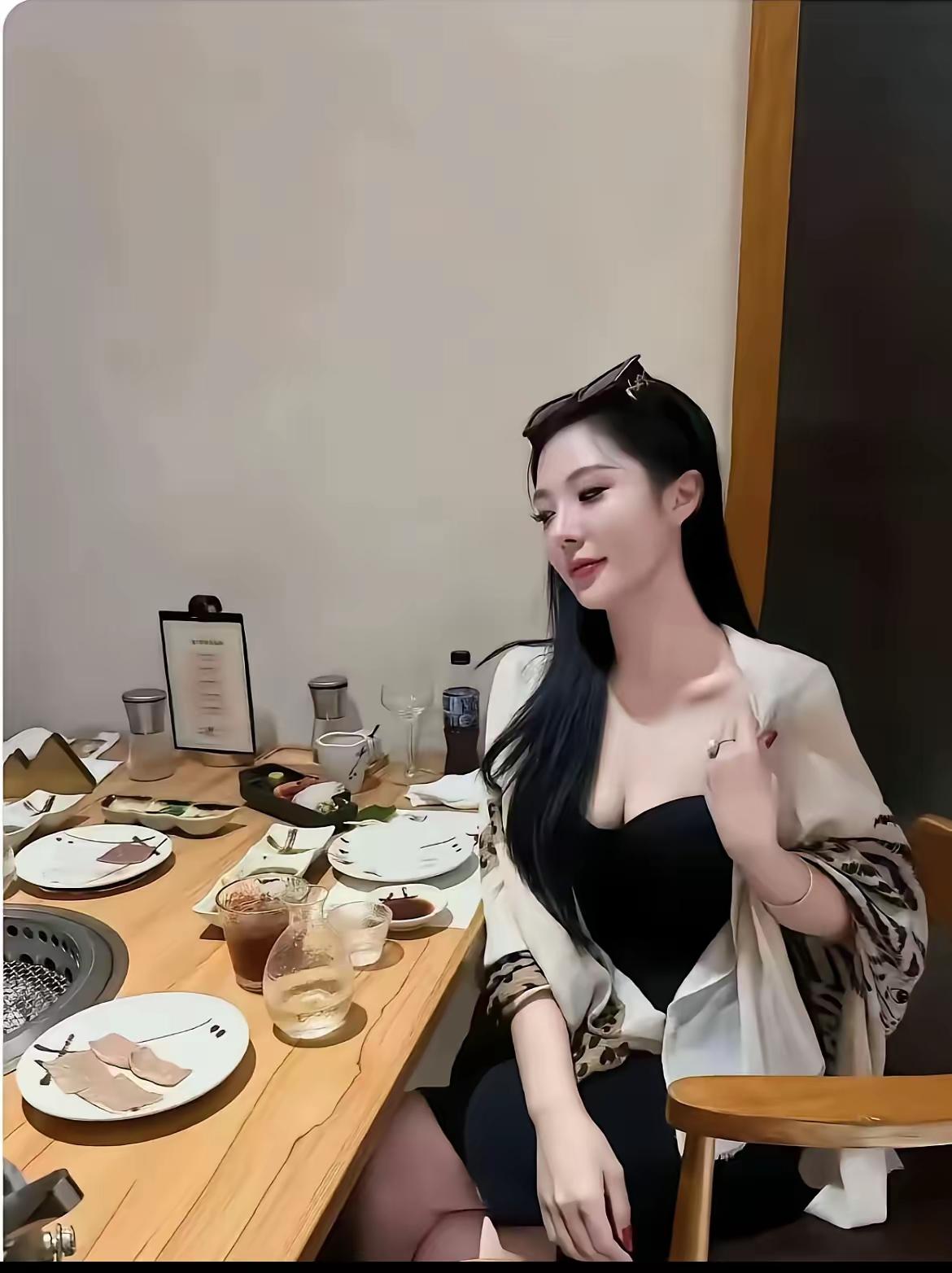 相亲相到了从浙江回来的美女，说服装店不好干，倒闭了，挣了点钱，想回老家发展了。