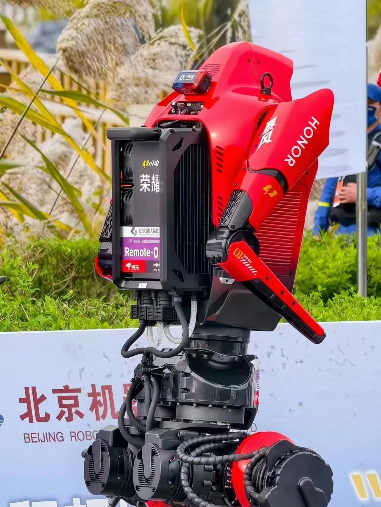 北京亦庄机器人半马看了吗？宇树这次真的有点下不来台。
春晚舞台那4家机器人那会儿