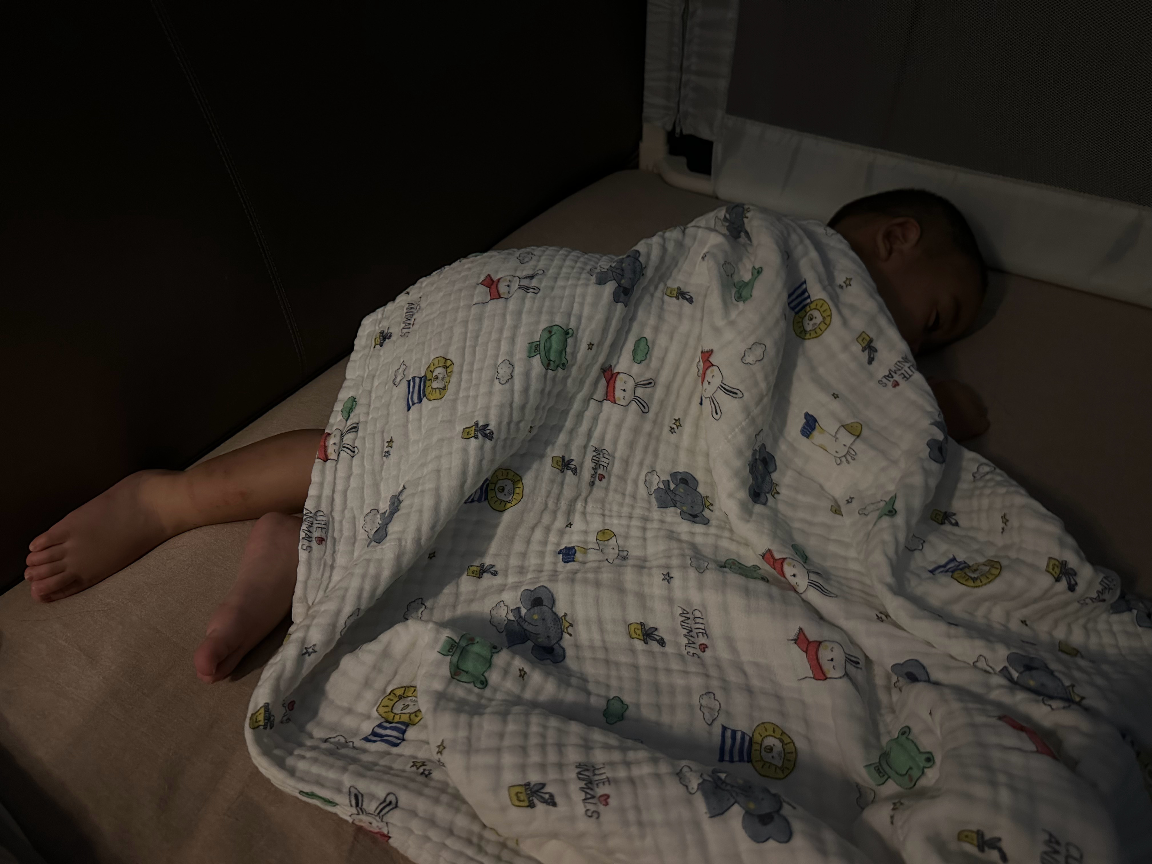 唱歌、讲故事、学动物叫、按摩，老父亲使出十八般招数才把他无奶嘴哄睡。为了戒夜奶，