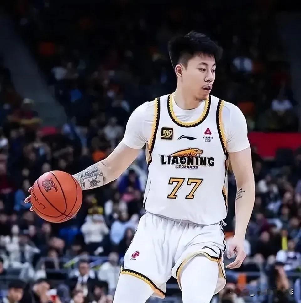 在今天进行的一场篮球热身赛中，上海男篮73-77不敌浙江广厦男篮，本场比赛面对在