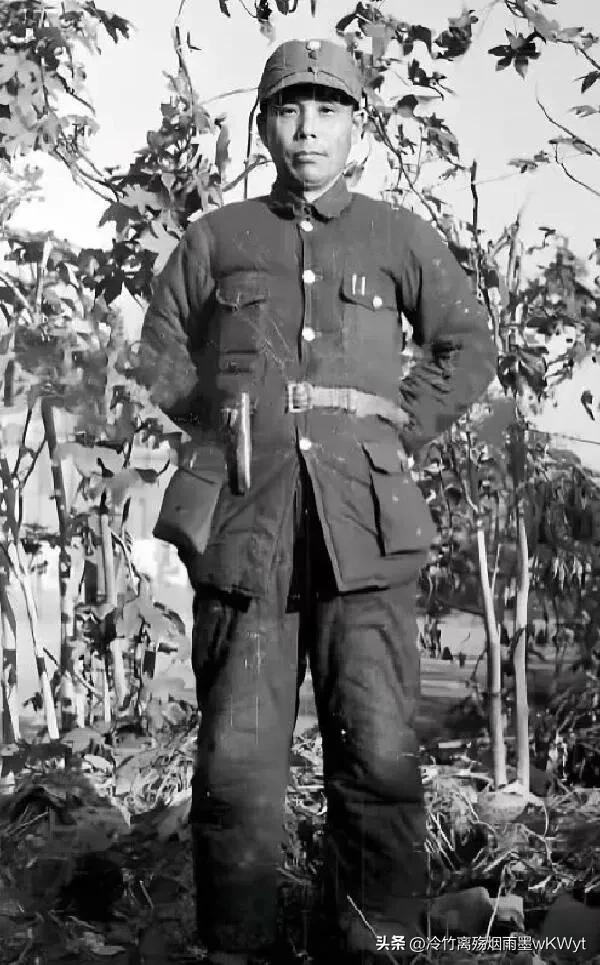 1955年8月27日，国民党中将余程万死于警匪枪战，旧部查看其遗体时，看到腹腔一