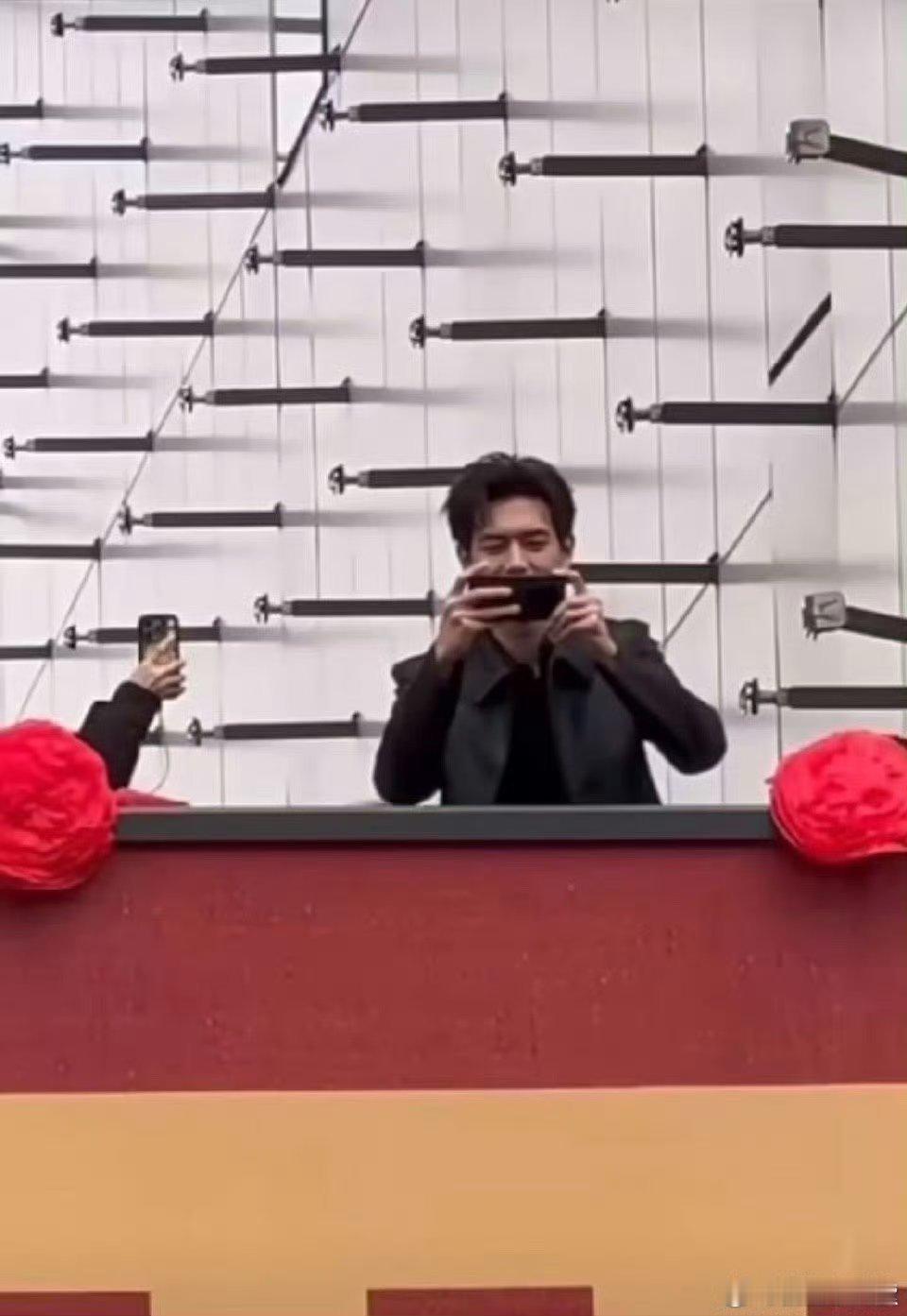 李现剪彩不忘给粉丝拍照 哈哈哈要不说还得是李现呢！宠粉这一块也是没谁了！忙忙碌碌