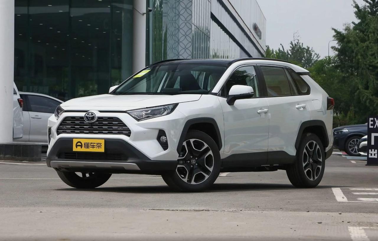 最近后台老有朋友问我：“10万出头能买个靠谱SUV吗？”“二手RAV4荣放是不是