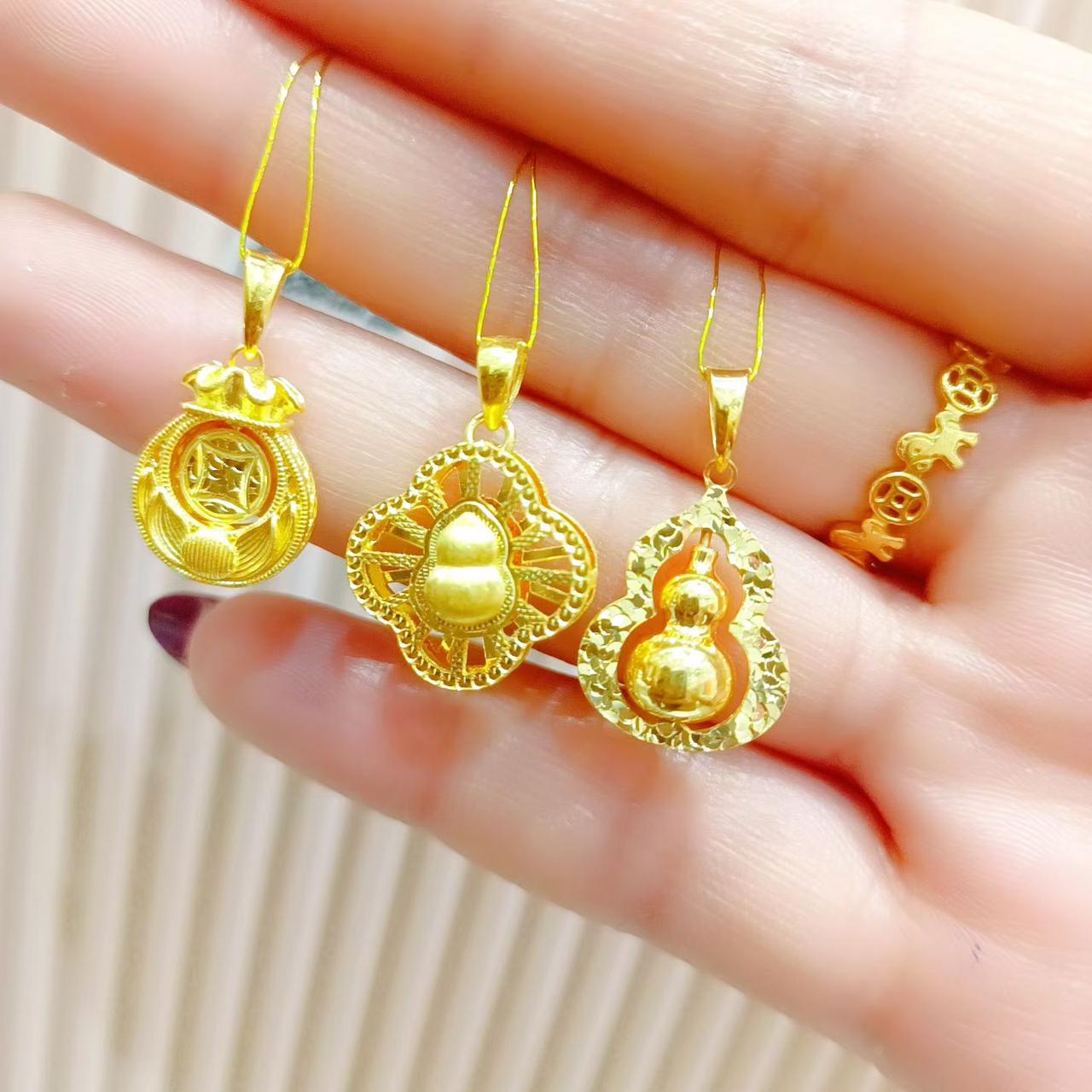 金光闪闪的耳环，精致优雅，尽显奢华！💎✨