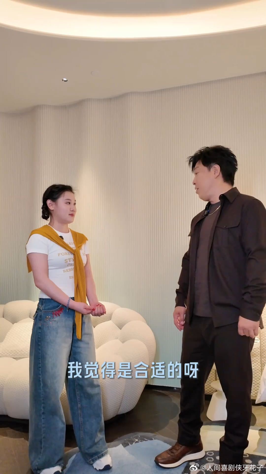 张家齐教黄渤拉伸黄渤说张家齐适合演戏黄渤情商太高了 张家齐给黄渤上拉伸课，冠军出