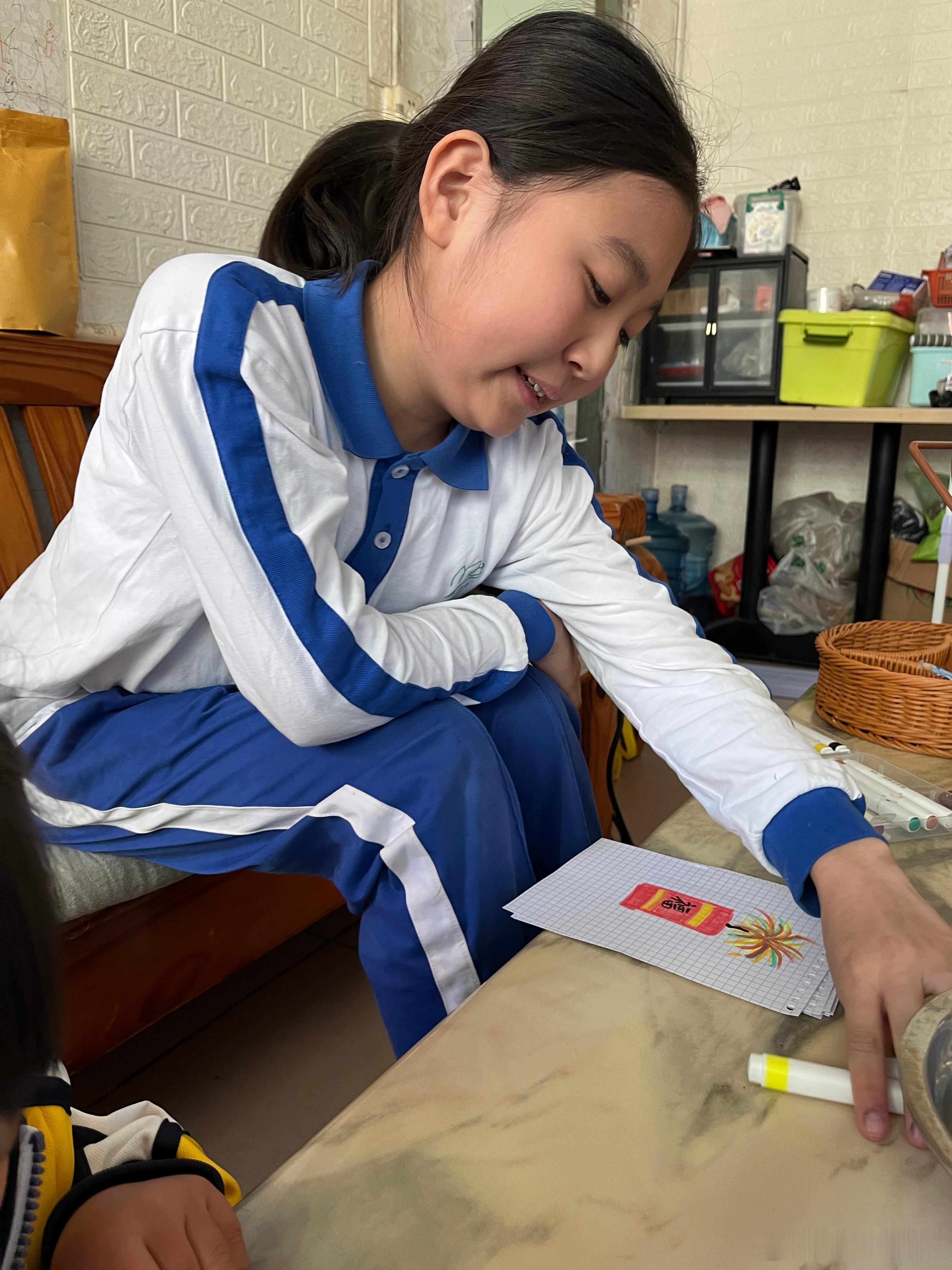 开始比拼画画比赛，三姐妹看谁画得好。谢娜嘴上不理解脸上哭唧唧