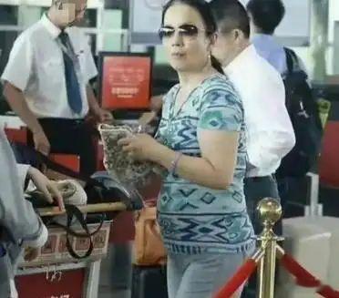 据说，她回来了，当年的编辑部的故事家喻户晓，我就很喜欢看 