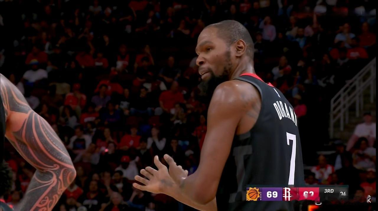 火箭当家球星杜兰特真是太得意忘形了！在今天火箭主场以100:97险胜太阳的赛后采