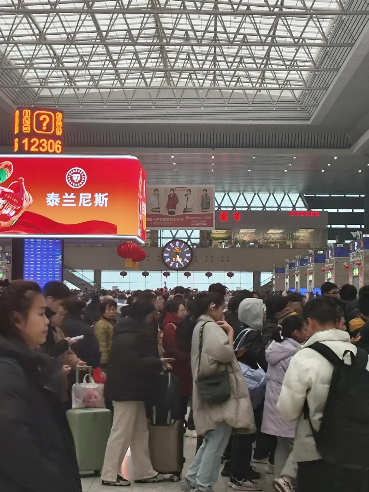 这是郑州东站候车大厅两头两个大时钟，
真是人性化，
想为旅客所想，
急为旅客所急