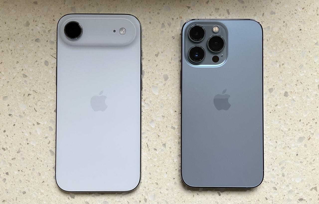 对比一下 iPhone Air 的天蓝色和 iPhone 13 Pro 的远峰蓝