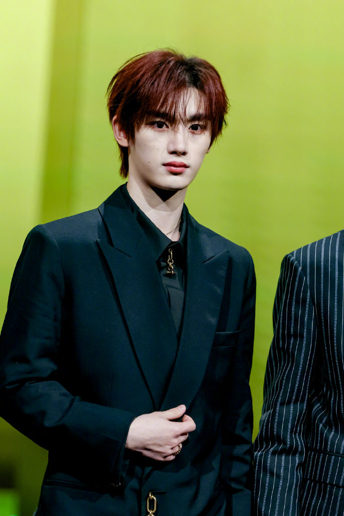 时代少年团红毯妆造 见证时代少年团的红毯成长轨迹超有感触！如今的他们站在红毯上，