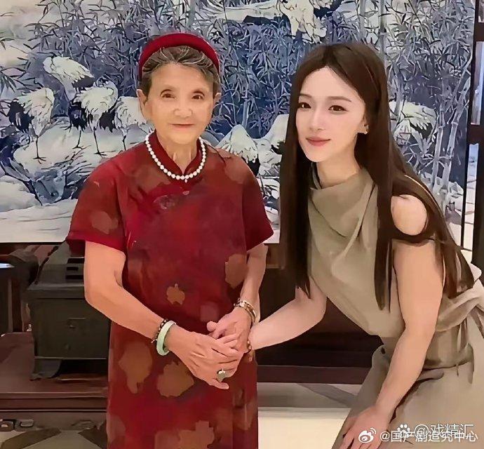 杨子的妈妈慈眉善目的，黄圣依选择离婚是错误的，这么好的婆婆，拱手让给其他美女了。