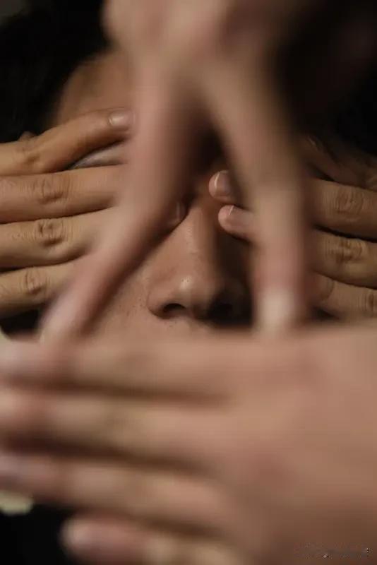 两个人相处，最怕的是什么？
       两个人相处，最怕的不是争吵，而是这些无