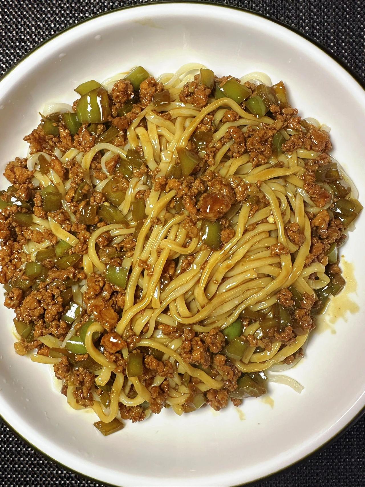 不愧是老妈的手艺，这个面可以吃一辈子！
青椒肉酱面，这个面真的太好吃啦！香浓肉酱