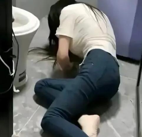 2024年河南，16岁女孩在家上厕所时，不慎摔倒，经抢救无效死亡，家属悲痛之余，