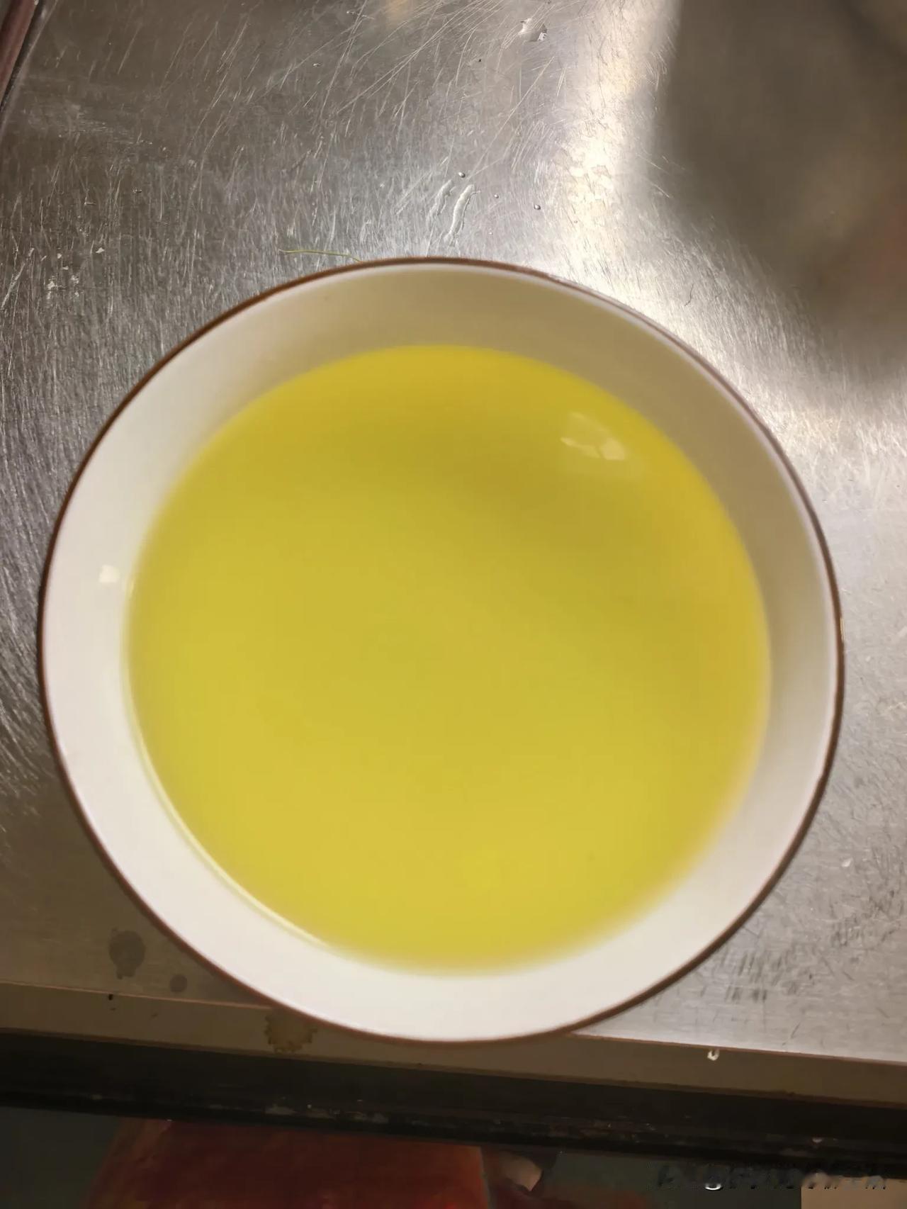今天光明正大地喝了一碗煮玉米的水。

小时候在老家，偶尔煮玉米，就是那种煮一大锅