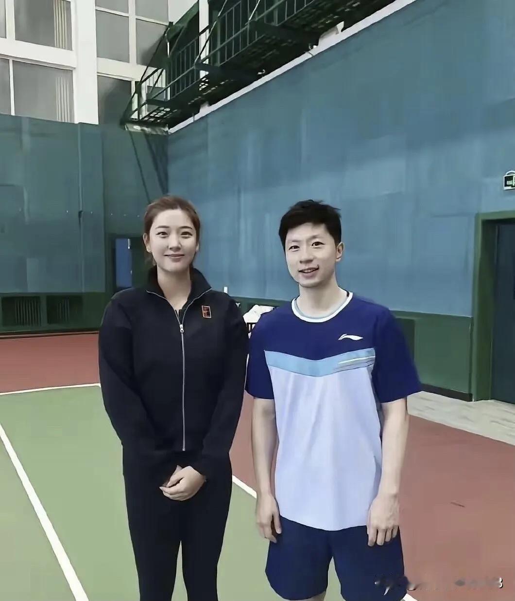 马龙身边这一位美女不仅身材高挑，颜值也很高，马龙是乒坛传奇，双圈大满贯得主，数十