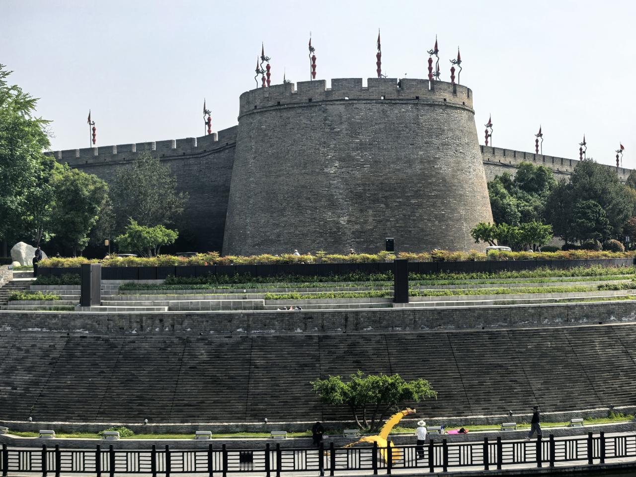 《山家》

——刘因（元）

马蹄踏水乱明霞，醉袖迎风受落花。

怪见溪童出门望