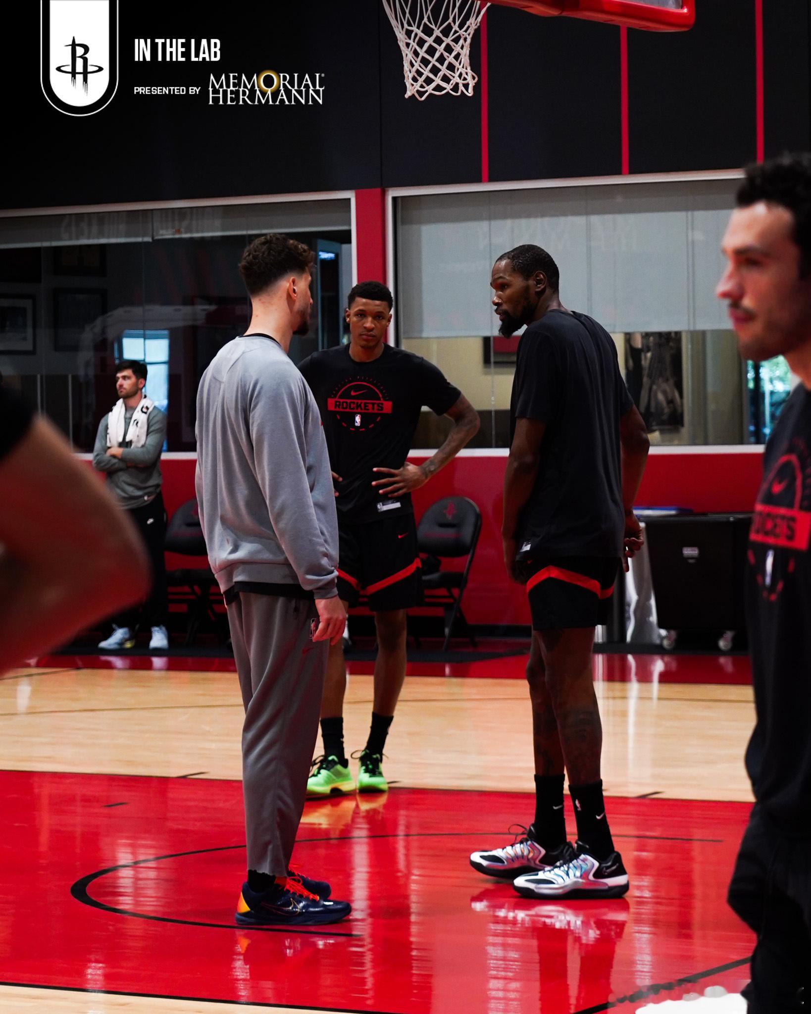 明日揭幕战了，备战雷霆。休斯顿火箭 ​​​