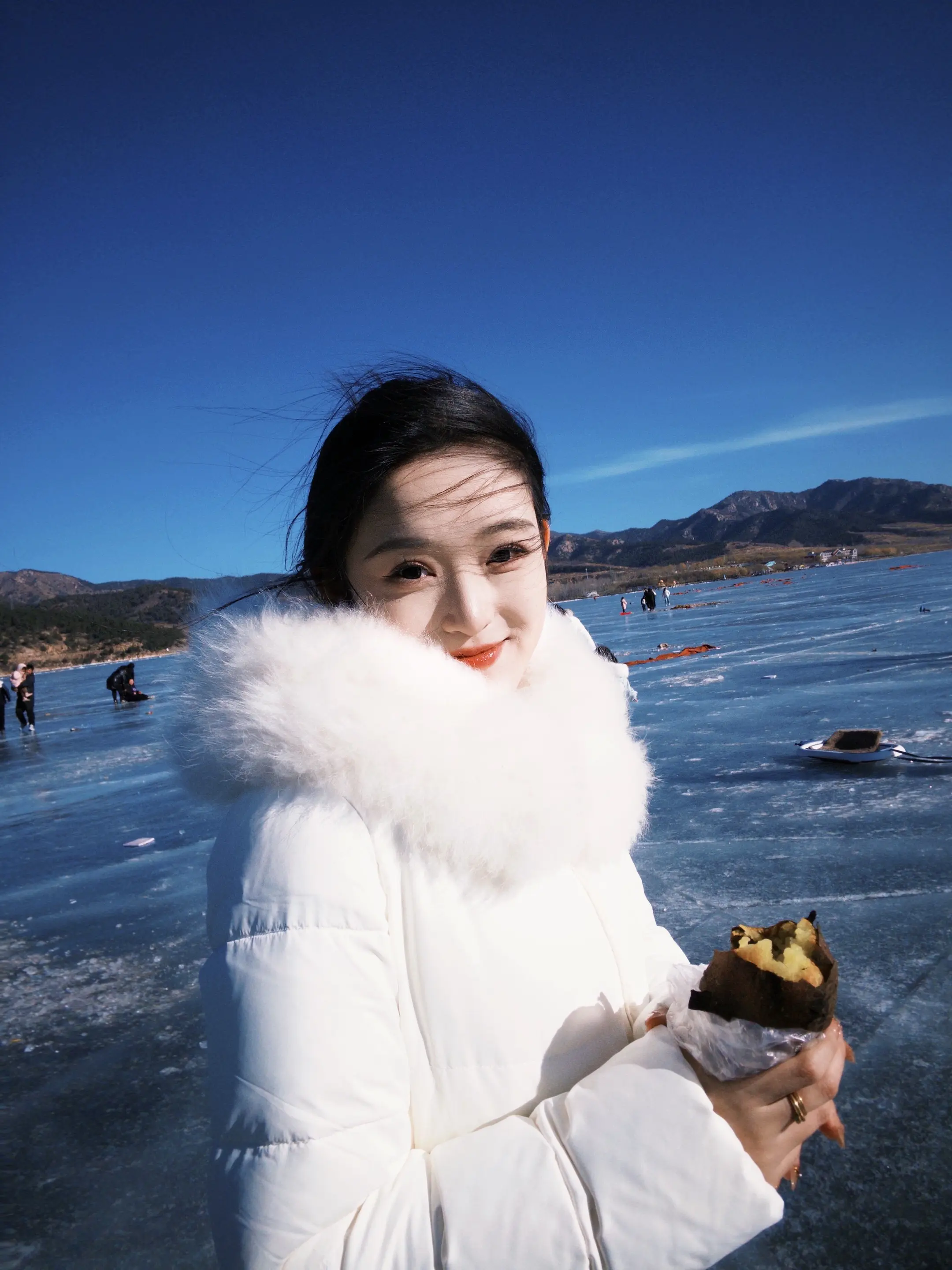 山间的雪总是一尘不染。
