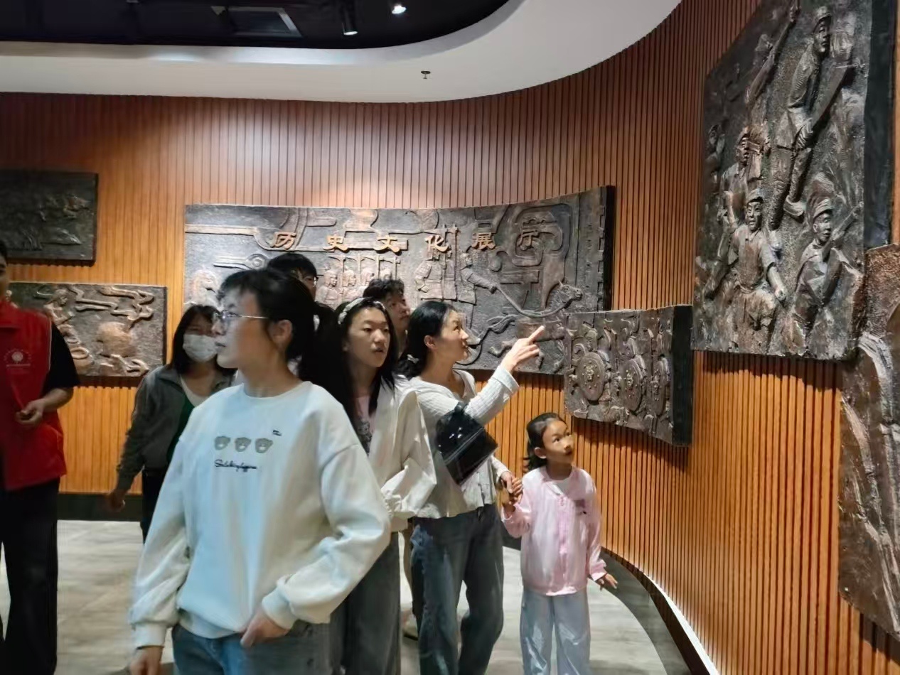 秦岭笑谈【 漫步艺术长廊，涵养人文情怀】曲阜师范大学实践队走进市美术馆：漫步艺术