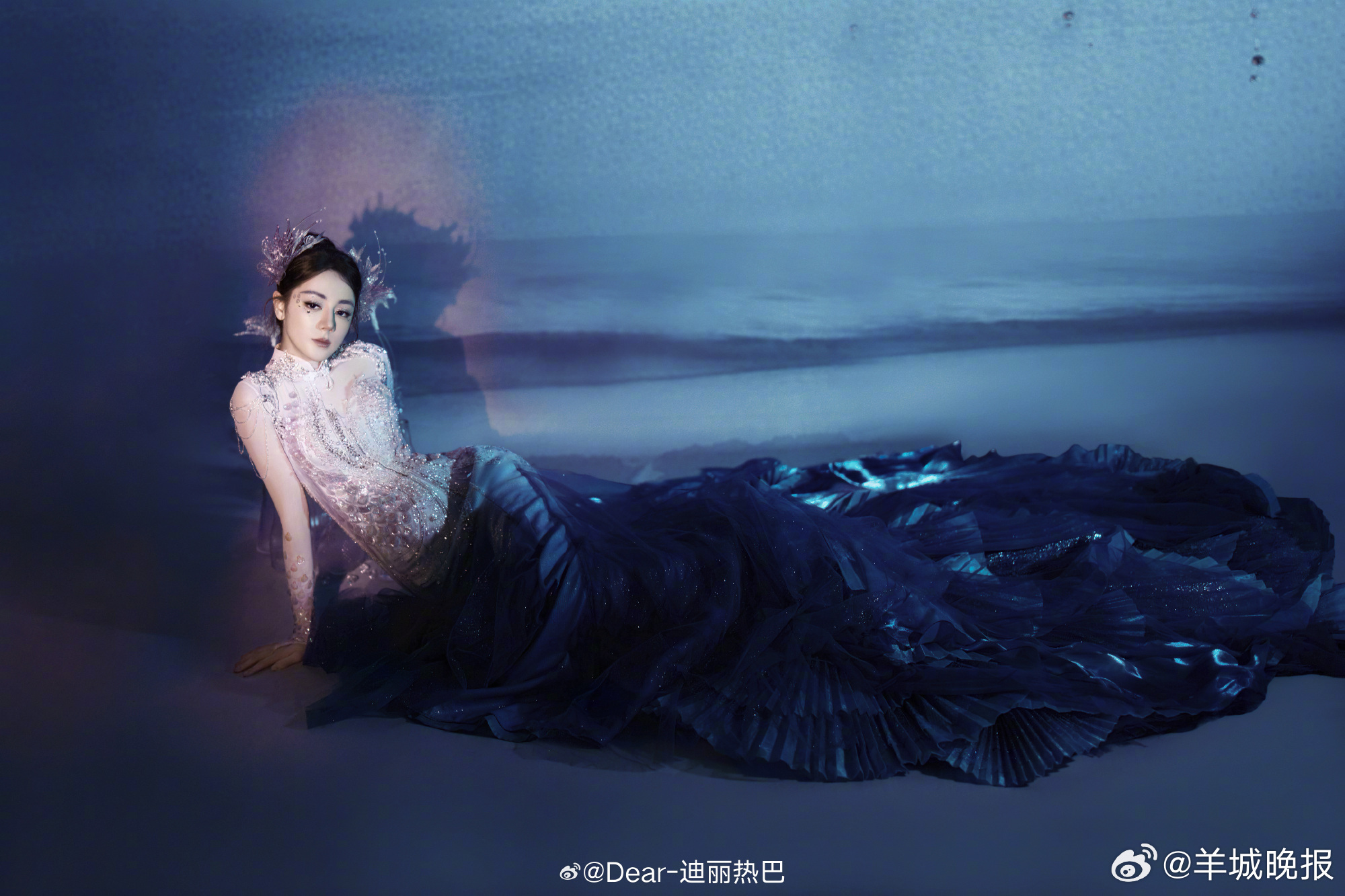 【#迪丽热巴很荣幸来到春晚#】除夕夜，演员迪丽热巴发文并分享自己的春晚造型照片，