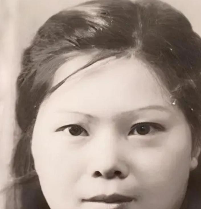 1942年，陈独秀与世长辞。

临终前，这位曾经的新文化运动旗手躺在江津石墙院的