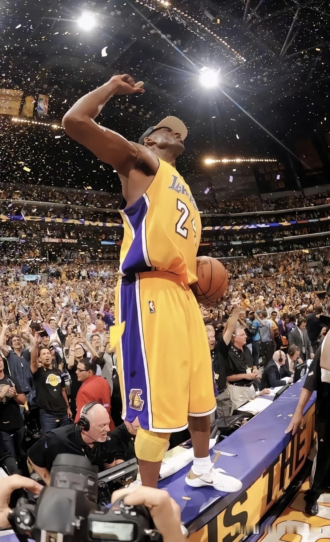 【🏀登上斯台普斯的巅峰，科比——王者归来👑】

站在技术台上的科比，尽情释放