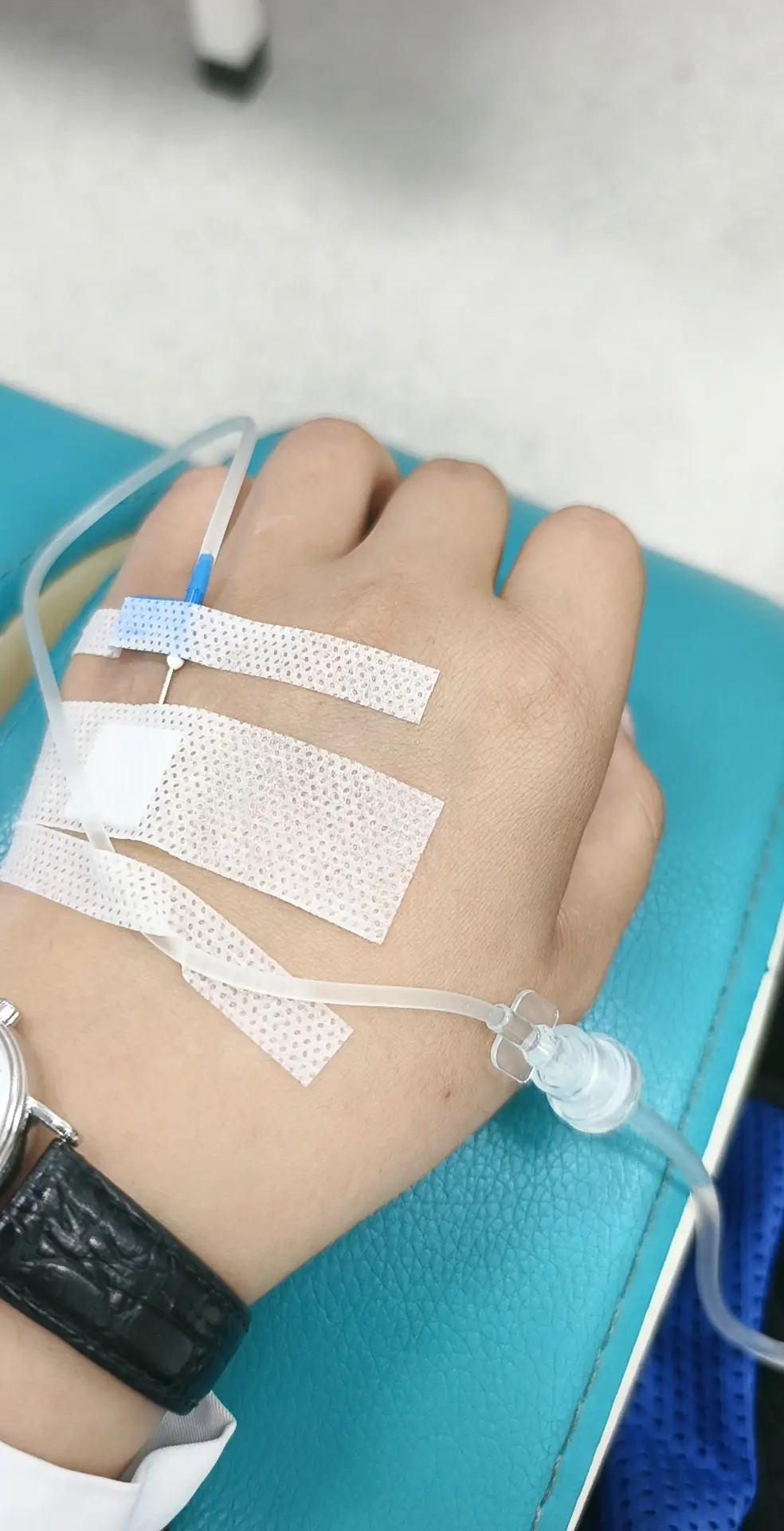 昨天一针就挂完三瓶今天硬是三针😭如果再不好都对不起今天这三针的疼😭...