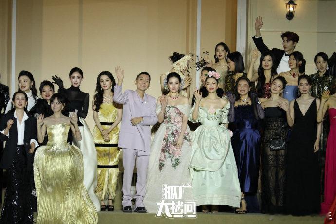 所以，如今回头看，钟楚曦站C位刘亦菲的旁边，也没多大问题吧？毕竟拿了内娱含量最高