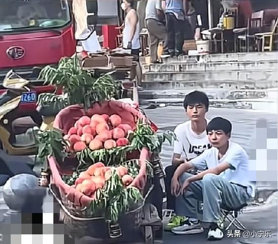 近日，河南一爸爸感觉儿子和侄儿性格太内向，一说话就脸红，放暑假了，没给孩子报任何