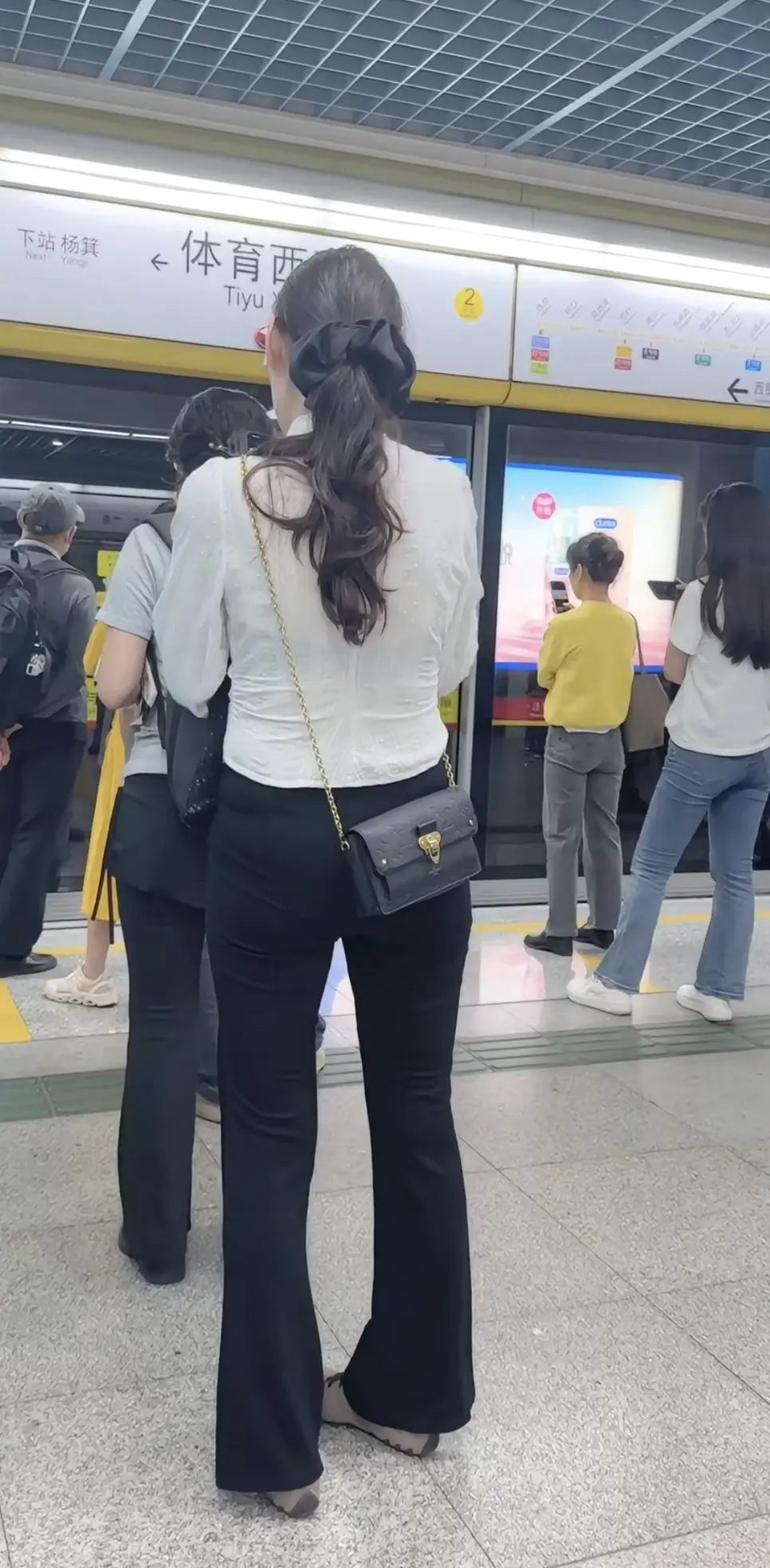 地铁心动时刻 地铁随拍 地铁站穿搭